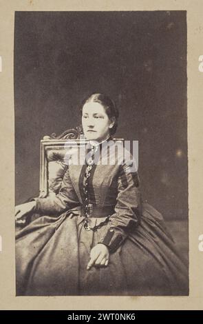 Porträt der sitzenden Frau. Möglicherweise Sir John Joscelyn Coghill, Fotograf (Irisch, 1826–1905) über 1865 Porträt einer sitzenden Frau. Sie wird nach links gedreht, wobei ein Arm auf dem Stuhl und der andere auf ihrem Schoß liegt. (Recto, Halterung) oben rechts, Bleistift: '66'; Stockfoto