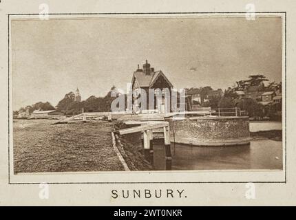 Sunbury. Henry W. Taunt, Fotograf (britischer Fotograf, 1842–1922) um 1886 eines von drei Fotos, die eine gedruckte Karte von Shepperton, Sunbury, Walton-on-Thames und der Umgebung entlang der Themse illustrieren. Das Foto zeigt einen Blick auf das Sunbury Lock und das Schleusenhaus dahinter. (Recto, Mount) unten in der Mitte, unter dem Bild, in schwarzer Tinte gedruckt: „SUNBURY“. Stockfoto