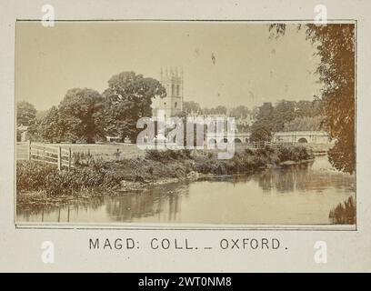 Magdalen College - Oxford. Henry W. Taunt, Fotograf (Britisch, 1842 - 1922) 1897 eines von vier Fotos mit Tippeingabe, die eine gedruckte Karte von Oxford, Iffley und der Umgebung entlang der Themse illustrieren. Das Foto zeigt einen Fernblick auf das Magdalen College, Teil der University of Oxford, von der anderen Seite des Flusses Cherwell. Die Magdalenbrücke ist über den Fluss zu sehen, der in Richtung College führt, und ein grasbewachsenes Feld bedeckt das Flussbett im Vordergrund. (Recto, Mount) unten in der Mitte, unter dem Bild, in schwarzer Tinte gedruckt: „MAGD: COLL. - OXFORD." Stockfoto