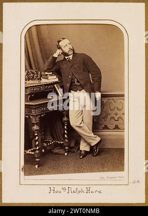 Ehrenwerter Ralph Hare. John Jabez Edwin Mayall, Fotograf (1813–1901) um 1860–1864 dieses Foto ist in einem Album zusammengesetzt, das Seiten von Cartes-de-Visite mit ganzseitigen Fotocollagen vermischt. Viktorianische Kollagisten nahmen ihr fotografisches Material hauptsächlich aus Cartes-de-Visite. Die 1854 von André Adolphe Eugène Disdéri patentierte Carte-de-Visite wurde leicht und kostengünstig gedruckt (84.XD.1157.2179). In den 1860er Jahren hatte sich  Cartomania  durchgesetzt. Es wurde üblich, Cartes-de-Visite bei sozialen Anrufen auszutauschen. Diese kleinen Studio-Porträts messen ca. 3 ½ x 1/8 Zoll, etwa die Größe o Stockfoto