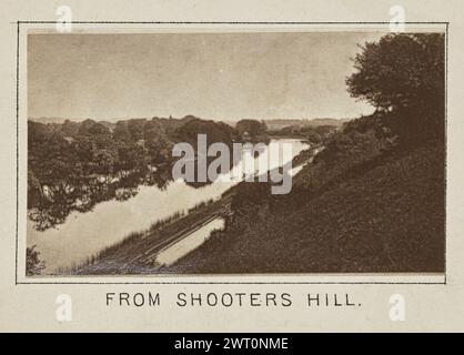 Von Shooters Hill. Henry W. Taunt, Fotograf (britischer Fotograf, 1842–1922) um 1886 eines von drei Fotos, die eine gedruckte Karte von Whitchurch, Pangbourne und der Umgebung entlang der Themse illustrieren. Das Foto zeigt einen Blick auf den Fluss und die umliegende Landschaft von oben auf dem Hügel am Flussufer auf der rechten Seite des Bildes. (Recto, Mount) unten in der Mitte, unter dem Bild, in schwarzer Tinte gedruckt: „FROM SHOOTERS HILL“. Stockfoto