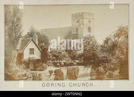 Goring Church. Henry W. Taunt, Fotograf (Britisch, 1842 – 1922) 1897 eines von drei Fotos mit Tippeingabe, die eine gedruckte Karte von Streatley, Goring und der Umgebung entlang der Themse illustrieren. Das Foto zeigt einen Blick auf St. Thomas of Canterbury Church und das Old Mill House auf der anderen Seite des Wassers. (Recto, Halterung) unten in der Mitte, unter dem Bild, in schwarzer Tinte gedruckt: „GORING GHURCH“. Stockfoto