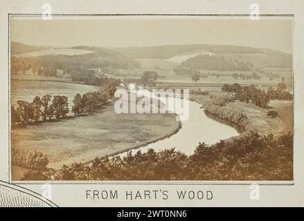 Aus Harts Wood. Henry W. Taunt, Fotograf (Britisch, 1842 – 1922) 1897 eines von drei Fotos mit Tippeingabe, die eine gedruckte Karte von Streatley, Goring und der Umgebung entlang der Themse illustrieren. Das Foto zeigt einen erhöhten Blick auf den Fluss und die umliegende Landschaft, wobei die Gateshead Railway Bridge in der Ferne über den Fluss sichtbar ist. (Recto, Halterung) unten in der Mitte, unter dem Bild, in schwarzer Tinte gedruckt: „FROM hart's WOOD“ Stockfoto