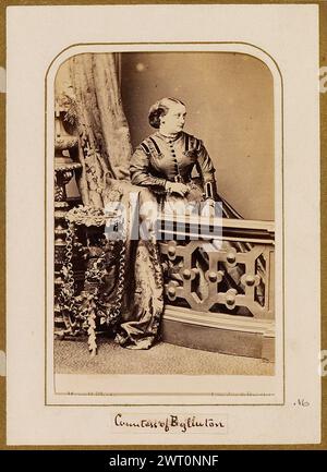 Gräfin von Eglinton. John Jabez Edwin Mayall, Fotograf (Englisch, 1813 - 1901) um 1864 dieses Foto befindet sich in einem Album, das Seiten von Cartes-de-Visite mit ganzseitigen Fotocollagen vermischt. Viktorianische Kollagisten nahmen ihr fotografisches Material hauptsächlich aus Cartes-de-Visite. Die 1854 von André Adolphe Eugène Disdéri patentierte Carte-de-Visite wurde leicht und kostengünstig gedruckt (84.XD.1157.2179). In den 1860er Jahren hatte sich  Cartomania  durchgesetzt. Es wurde üblich, Cartes-de-Visite bei sozialen Anrufen auszutauschen. Diese kleinen Studio-Porträts messen 3 ½ x 2 1/8 Zoll, etwa die Größe eines p Stockfoto