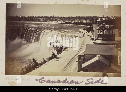 Kanada-Seite. Unbekannt, Fotograf 1861–1903 Blick auf die Horseshoe Falls, Teil der Niagarafälle, und Table Rock im Winter. Am Rand des Wasserfalls kann man einen schneebedeckten Weg sehen, der von Gebäuden gesäumt ist. (Recto, Mount) unten rechts, unten Bild, mit Bleistift: „Canada Side“; unten rechts, unten Bild, in lila Tinte: „Canadian Side“; Stockfoto
