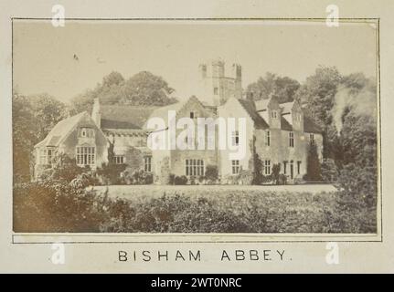 Bisham Abbey. Henry W. Taunt, Fotograf (Britisch, 1842 - 1922) 1897 eines von zwei Fotos mit Tippkarten, die eine gedruckte Karte von Hurley, Bisham, Great Marlow und der Umgebung entlang der Themse illustrieren. Das Foto zeigt einen Blick auf die Bisham Abbey von der anderen Seite des Rasens. (Recto, Mount) unten in der Mitte, Bild unten, in schwarzer Tinte gedruckt: „BISHAM ABBEY“. Stockfoto