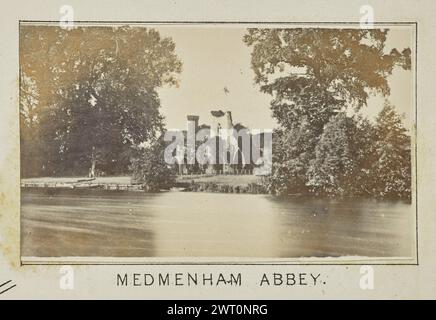 Medmenham Abbey. Henry W. Taunt, Fotograf (Britisch, 1842 - 1922) 1897 eines von zwei Fotos mit Tippkarten, die eine gedruckte Karte von Medmenham und der Umgebung entlang der Themse illustrieren. Das Foto zeigt einen Blick auf die Medmenham Abbey von der anderen Seite des Flusses. (Recto, Mount) unten in der Mitte, unter dem Bild, in schwarzer Tinte gedruckt: 'MEDMENHAM ABBEY'. Stockfoto