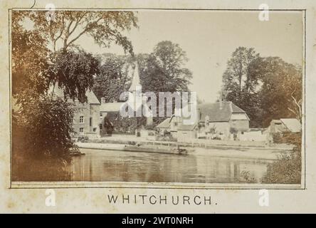 Whitchurch. Henry W. Taunt, Fotograf (Britisch, 1842 - 1922) 1897 eines von drei Fotos mit Tippeingabe, die eine gedruckte Karte von Whitchurch, Pangbourne und der Umgebung entlang der Themse illustrieren. Das Foto zeigt einen Blick auf die Stadt Whitchurch-on-Thames von der anderen Seite des Flusses. Der Glockenturm der Kirche St. Maria die Jungfrau ist unter den Gebäuden der Stadt zu sehen. (Recto, Mount) unten in der Mitte, unter dem Bild, in schwarzer Tinte gedruckt: „WHITCHURCH“. Stockfoto