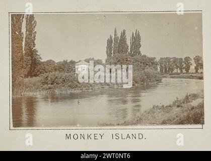 Monkey Island. Henry W. Taunt, Fotograf (Britisch, 1842 – 1922) 1897 eines von drei Fotos mit Tippeingabe, die eine gedruckte Karte von Boveney, Clewer und der Umgebung entlang der Themse illustrieren. Das Foto zeigt einen Blick auf Monkey Island von der anderen Seite des Flusses. Das Tempelgebäude steht zwischen Bäumen und Büschen. (Recto, Mount) unten in der Mitte, unter dem Bild, in schwarzer Tinte gedruckt: 'AFFENINSEL'. Stockfoto