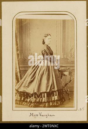 Miss Vaughan. Sergej Luvowitsch Lewitski, Fotograf (russisch, 1819–1898, aktiv Paris, Frankreich) um 1860–1864 dieses Foto befindet sich in einem Album, das Seiten von Cartes-de-Visite mit ganzseitigen Fotocollagen vermischt. Viktorianische Kollagisten nahmen ihr fotografisches Material hauptsächlich aus Cartes-de-Visite. Die 1854 von André Adolphe Eugène Disdéri patentierte Carte-de-Visite wurde leicht und kostengünstig gedruckt (84.XD.1157.2179). In den 1860er Jahren hatte sich  Cartomania  durchgesetzt. Es wurde üblich, Cartes-de-Visite bei sozialen Anrufen auszutauschen. Diese kleinen Studio-Porträts messen 3 ½ x 2 1/8 Zoll, A Stockfoto