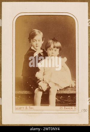 Porträt zweier Kinder. Elliott & Fry, Fotograf (gegründet 1863, aufgelöst 1963) um 1863–1870 dieses Foto befindet sich in einem Album, das Seiten von Cartes-de-Visite mit ganzseitigen Fotocollagen vermischt. Viktorianische Kollagisten nahmen ihr fotografisches Material hauptsächlich aus Cartes-de-Visite. Die 1854 von André Adolphe Eugène Disdéri patentierte Carte-de-Visite wurde leicht und kostengünstig gedruckt (84.XD.1157.2179). In den 1860er Jahren hatte sich  Cartomania   durchgesetzt. Es wurde üblich, Cartes-de-Visite bei sozialen Anrufen auszutauschen. Diese kleinen Studio-Porträts messen ca. 3 ½ x 1/8 Zoll, etwa die Größe Stockfoto