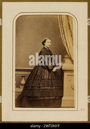 Victoria, Kaiserin von Deutschland und Königin von Preußen. John Jabez Edwin Mayall, Fotograf (Deutsch, 1813 - 1901) Juli 1861 dieses Foto befindet sich in einem Album, das Seiten von Cartes-de-Visite mit ganzseitigen Fotocollagen vermischt. Viktorianische Kollagisten nahmen ihr fotografisches Material hauptsächlich aus Cartes-de-Visite. Die 1854 von André Adolphe Eugène Disdéri patentierte Carte-de-Visite wurde leicht und kostengünstig gedruckt (84.XD.1157.2179). In den 1860er Jahren hatte sich  Cartomania  durchgesetzt. Es wurde üblich, Cartes-de-Visite bei sozialen Anrufen auszutauschen. Diese kleinen Studio-Porträts messen 3 ½ x 2 1/8 i Stockfoto