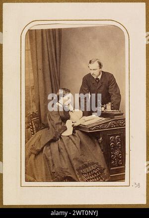Prinz und Prinzessin Ludwig von Hessen. John Jabez Edwin Mayall, Fotograf (Deutsch, 1813 - 1901) November 1862 dieses Foto befindet sich in einem Album, das Seiten von Cartes-de-Visite mit ganzseitigen Fotocollagen vermischt. Viktorianische Kollagisten nahmen ihr fotografisches Material hauptsächlich aus Cartes-de-Visite. Die 1854 von André Adolphe Eugène Disdéri patentierte Carte-de-Visite wurde leicht und kostengünstig gedruckt (84.XD.1157.2179). In den 1860er Jahren hatte sich  Cartomania  durchgesetzt. Es wurde üblich, Cartes-de-Visite bei sozialen Anrufen auszutauschen. Diese kleinen Studio-Porträts messen ca. 3 ½ x 1/8 Zoll Stockfoto