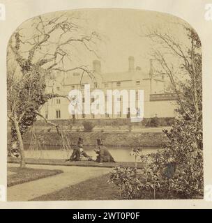 Sandringham. Möglicherweise Frances Elizabeth Jocelyn, Viscountess Jocelyn, Fotograf (Britin, 1820–1880), etwa 1850–1860 zwei Männer, die am Ufer des Sees auf dem Sandringham Estate sitzen. Die Rückseite des Hauses ist über das Wasser zu sehen. Mit Efeu bedeckte Bäume umrahmen das Bild. (Recto, Mount) obere Mitte, Bleistift: 'Sandringham'; Stockfoto