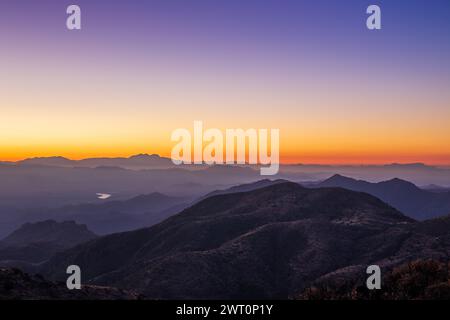 Herrlicher Sonnenaufgang am Humboldt Mountain Lookout mit mehrschichtigen Gipfeln Stockfoto