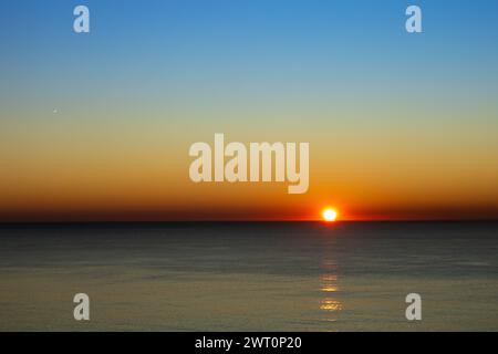 Sonnenaufgang bricht den Horizont über dem Mittelmeer Stockfoto