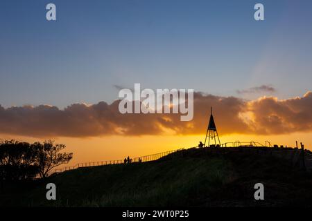 Sonnenaufgang Silhouetten über dem Aussichtspunkt Mount Eden Stockfoto