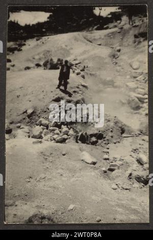 Figur in Rocky Landscape. Louis Fleckenstein, Fotograf (Amerikaner, 1866–1943) 1907–1943 Stockfoto