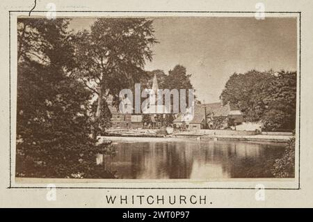 Whitchurch. Henry W. Taunt, Fotograf (britischer Fotograf, 1842–1922) um 1886 eines von drei Fotos, die eine gedruckte Karte von Whitchurch, Pangbourne und der Umgebung entlang der Themse illustrieren. Das Foto zeigt einen Blick auf die Stadt Whitchurch-on-Thames von der anderen Seite des Flusses. Der Glockenturm der Kirche St. Maria die Jungfrau ist unter den Gebäuden der Stadt zu sehen. (Recto, Mount) unten in der Mitte, unter dem Bild, in schwarzer Tinte gedruckt: „WHITCHURCH“. Stockfoto