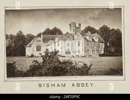 Bisham Abbey. Henry W. Taunt, Fotograf (britischer Fotograf, 1842–1922) um 1886 eines von zwei Fotos, die eine gedruckte Karte von Hurley, Bisham, Great Marlow und der Umgebung entlang der Themse illustrieren. Das Foto zeigt einen Blick auf die Bisham Abbey von der anderen Seite des Rasens. (Recto, Mount) unten in der Mitte, Bild unten, in schwarzer Tinte gedruckt: „BISHAM ABBEY“. Stockfoto