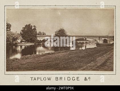 Taplow Bridge &c... Henry W. Taunt, Fotograf (britischer Fotograf, 1842–1922) um 1886 eines von fünf Fotos, die eine gedruckte Karte von Taplow, Bray und der Umgebung entlang der Themse illustrieren. Das Foto zeigt einen Blick auf die Maidenhead Railway Bridge mit der Maidenhead Bridge, die durch die Bögen weiter unten am Fluss sichtbar ist. (Recto, Mount) unten in der Mitte, unter dem Bild, in schwarzer Tinte gedruckt: „TAPLOW BRIDGE &c.“ Stockfoto