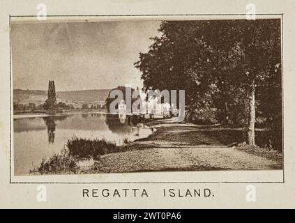 Regatta Island. Henry W. Taunt, Fotograf (britischer Fotograf, 1842–1922) um 1886 eines von zwei Fotos, die eine gedruckte Karte von Medmenham und der Umgebung entlang der Themse illustrieren. Das Foto zeigt einen Blick auf Temple Island, mit einem Kuppeltempel in der Mitte, vom Ufer der Themse. Ein Schotterweg führt durch ein offenes Holztor am Flussufer neben einem festgefahrenen Boot. (Recto, Mount) unten in der Mitte, unter dem Bild, in schwarzer Tinte gedruckt: 'REGATTA ISLAND'. Stockfoto