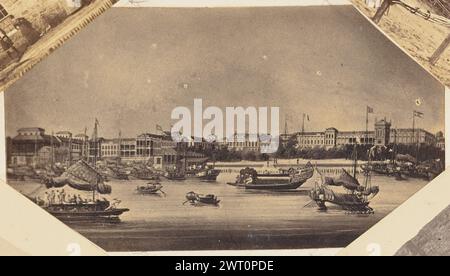 Fotografische Kopie einer Zeichnung des Victoria Harbor und der Skyline von Hongkong. Unbekannt, Fotograf ca. 1864 Foto einer Zeichnung, die einen geschäftigen Hafen mit einer Reihe von Booten und Schiffen verschiedener Typen und Größen darstellt. Im Hintergrund befindet sich eine Hafenstadt mit mehreren mehrstöckigen Gebäuden im westlichen Stil entlang der Uferpromenade. In der Mitte rechts des Bildes ist der Glockenturm von St. sichtbar John's Cathedral, gekrönt von vier Jungfrauen. Stockfoto