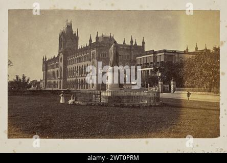 Oberes Gericht, Kalkutta. Leon E. Douffet, Fotograf (britisch, aktiv 1860er) 1872–1879 Blick auf den Calcutta High Court, ein Gebäude im Neugotik-Stil mit einem zentralen Turm und Bogenfenstern. Die Statue von Lord William Henry Cavendish-Bentinck, dem ehemaligen Generalgouverneur von Indien, ist im Vordergrund zu sehen. Zwei Männer in traditionellen Gewändern ruhen hinter der Statue, während ein Kaukasier sie im rechten Bildbereich bewundert. (Recto, Mount) unten rechts, unter dem Bild, mit Bleistift: '[Aufwärtspfeil] / (Leon [sic] Douffet)'; Stockfoto