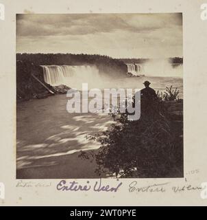 Gesamte Ansicht. Unbekannt, Fotograf 1860s–1873 Ansicht der American Falls und Horseshoe Falls, Teil der Niagarafälle, aus der Ferne gesehen. Der Terrapin Tower ist am Rand der Horseshoe Falls im mittleren rechten Bereich des Bildes zu sehen. Ein Mann mit einem Bowler-Hut kann am Rand einer Klippe im Vordergrund sitzen und auf die Wasserfälle blicken. (Recto, Mount) Mitte, unter Bild, in Bleistift: 'Gesamte Ansicht'; Mitte, unter Bild, in violetter Tinte: 'Gesamte Ansicht'; Mitte, unter Bild, mit Bleistift, in einer anderen Hand: '1 / gesamte Ansicht'; Stockfoto