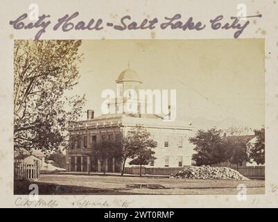 Rathaus. Salt Lake City. Unbekannt, Fotograf 1866–1890 schräge Ansicht der Salt Lake City Council Hall, auch bekannt als Old City Hall. Das zweistöckige Gebäude ist mit einer Aussichtsgalerie und einer Kuppel gekrönt. Im unteren rechten Bereich des Bildes ist ein Schutthaufen zu sehen. (Recto, Mount) obere Mitte, ober Bild, in lila Tinte: 'Rathaus - Salt Lake City'; Mitte, ober Bild, Bleistift: ' Rathaus [Raum] Salt Lake City [Raum] 11'; Stockfoto