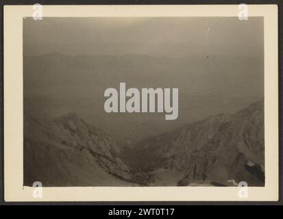 Inyo Mountains. Louis Fleckenstein, Fotograf (amerikanisch, 1866 - 1943) 1907–1943 „Looking down from Trail / at about 11.500 Elevation / Eleven miles Zickzack Trail / from Auto / Inyo Mountains below“, Bleistift, rückseitig ganze „13 [Box]“, Bleistift, rückseitig rechts Stockfoto