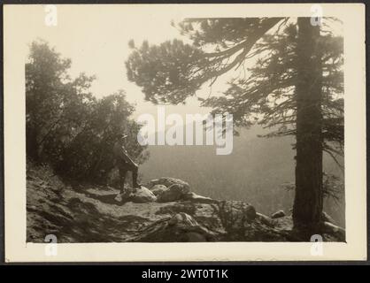 Figur in der Berglandschaft. Louis Fleckenstein, Fotograf (Amerikaner, 1866–1943) 1907–1943 Stockfoto