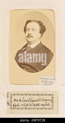 La Rochefoucauld Bisaccia, Député. Franck (Francois-Marie-Louis-Alexandre Gobinet de Villecholles), Fotograf (Französisch, 1816–1906) 1879 Porträt von Marie Charles Gabriel de La Rochefoucauld, Herzog von Bisaccia. Er hat einen vollen Schnurrbart und einen kleinen Ziegenbart. (Recto, bedruckt) unten rechts, schwarze Tinte auf weißem Papieretikett: 'Laroche foucault/Bisaccia/député'; (Recto, Mount) oben in der Mitte, rot aufgedruckter Text: 'FRANCK'; unten links, rot aufgedruckter Text: 'FRANCK, Phot.'; unten rechts, rot aufgedruckter Text: 'PARIS'; (Verso, Mount) oben in der Mitte, schwarze Tinte: 'Laroche foucault,/duc de Bissaccia]/de Bissaccia [de] Stockfoto
