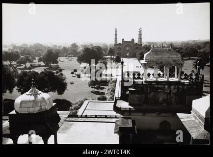 Indiens Sikandra Akbars Grabplatte 35. Swaan, Wim. 1968 oder früher fotografische Produktionsmaterialien für Städte in Mughul Indien: Delhi, Agra, Fatehpur Sikri Fotografien der Architektur wurden aus diesen Materialien ausgewählt und digitalisiert. Porträts, ethnographische Bilder und Bilder von Museumsgegenständen waren ausgeschlossen. Digitale Bilder werden geografisch angeordnet, zuerst nach Land, dann nach Stadt, dann nach Standortkomplex oder Denkmal, mit allen Namen in alphabetischer Reihenfolge. Ortsnamen stammen aus dem Getty Thesaurus of Geographic Names (TGN)®, den Fachüberschriften der Library of Congress und der wissenschaftlichen Publikation Stockfoto