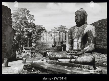 Sri Lanka (Ceylon) Polonnaruwa Vaṭadāgē unveröffentlichtes Bild 3. Swaan, Wim. 1966 oder früher fotografische Produktionsmaterialien für verlorene Städte Asiens: Ceylon, Pagan, Angkor Fotografien der Architektur wurden aus diesen Materialien ausgewählt und digitalisiert. Porträts, ethnographische Bilder und Bilder von Museumsgegenständen waren ausgeschlossen. Digitale Bilder werden geografisch angeordnet, zuerst nach Land, dann nach Stadt, dann nach Standortkomplex oder Denkmal, mit allen Namen in alphabetischer Reihenfolge. Ortsnamen sind abgeleitet von Getty Thesaurus of Geographic Names (TGN)®, Library of Congress Subject Headings und schola Stockfoto