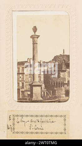 Le Puy, vue de la Tour de Pannessac et ancienne fontaine St. Louis. Sabatier, Fotograf (Französisch, aktiv Puy, Frankreich 1850er - 1860er Jahre) um 1860–1875 Ein Brunnen mit hoher Mittelsäule und einem runden Becken. Der Turm von Pannessac, der einzige noch erhaltene Teil der ehemaligen Stadtmauer, befindet sich hinter dem Brunnen. Der Turm ist aus Stein gebaut und zylindrisch, mit einer schmäleren Basis als die Spitze. Die Statue der Notre Dame de France ist im Hintergrund zu sehen. (Verso, Halterung) obere Mitte, schwarz aufgedruckter Text: 'CLICHÉ No.'; obere Mitte, schwarze Tinte: 'No 1649'; Mitte, schwarzer Aufdruck: 'Photographie A Stockfoto