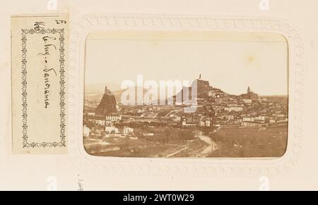 Le Puy. Unbekannt, Fotograf nach 1860 Ein Panoramablick auf die Gemeinde Le Puy-en-Velay. Auf der linken Seite des Bildes ist die Kapelle Saint Michel d'Aiguilhe auf einem Vulkandübel zu sehen. In der Mitte des Bildes befindet sich die Statue Notre-Dame de France auf einem massiven Hügel. Die Loire windet sich durch das Land im Vordergrund. (Verso, Halterung) Mitte rechts, schwarze Tinte: „Le Puy [Sideways]“; (Recto, Albumseite) unten in der Mitte, unterhalb des Bildes, schwarze Tinte auf weißem Papieretikett: „E/166 [Space] Le Puy. - Panorama." Stockfoto