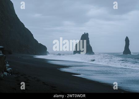 Einzigartige wunderschöne Felsformationen vor der Küste des schwarzen Strandes von Reynisfjara Stockfoto