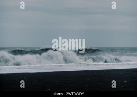 Wellen krachen gegen Kontrast schwarzen Sand Felsen Strand isländische Natur Stockfoto