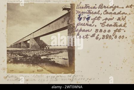 Victoria Bridge Montreal 9194 m auf 24 Piers. Zentrale Spannweite 3300 m. Kosten $6.380.000. Alexander Henderson, Fotograf (Kanadier, 1831–1913) um 1870 View of the Victoria Bridge, eine röhrenförmige Brücke, die sich über einen Fluss erstreckt und von einer Reihe von Steinpfeilern unterstützt wird. Vier Personen können in der Nähe der Basis eines der Piers stehen. (Recto, Mount) Mitte rechts, über Bild, mit Bleistift: '9194 ft auf 24 Piers, zentrale Spannweite 3300 ft [Raum] kostet 6.380.000 $'; Mitte rechts neben Bild, in lila und blauen Farben: 'Victoria Bridge at / Montreal, Kanada. / 9194 ['9194' teilweise durchgestrichen und replac Stockfoto