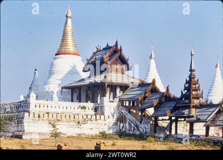 Myanmar (Birma) Pagan Mingalazedi Stupa unveröffentlichtes Bild 1. Swaan, Wim. 1966 oder früher fotografische Produktionsmaterialien für verlorene Städte Asiens: Ceylon, Pagan, Angkor Fotografien der Architektur wurden aus diesen Materialien ausgewählt und digitalisiert. Porträts, ethnographische Bilder und Bilder von Museumsgegenständen waren ausgeschlossen. Digitale Bilder werden geografisch angeordnet, zuerst nach Land, dann nach Stadt, dann nach Standortkomplex oder Denkmal, mit allen Namen in alphabetischer Reihenfolge. Ortsnamen sind abgeleitet von Getty Thesaurus of Geographic Names (TGN)®, Library of Congress Subject Headings und schola Stockfoto