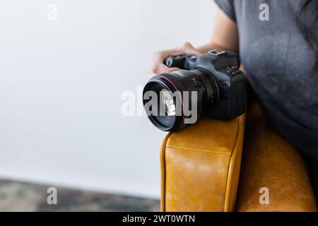 Canon EOS R6 Kamera auf einem Ledersofa Stockfoto