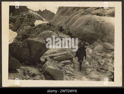 Figur in Rocky Landscape. Louis Fleckenstein, Fotograf (Amerikaner, 1866–1943) 1907–1943 Stockfoto