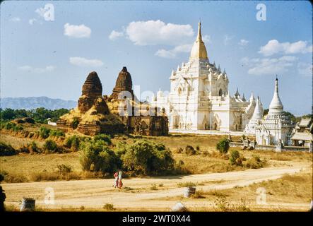 Myanmar (Birma) heidnischer Gawdaw-palin-Tempel unveröffentlichtes Bild 1. Swaan, Wim. 1966 oder früher fotografische Produktionsmaterialien für verlorene Städte Asiens: Ceylon, Pagan, Angkor Fotografien der Architektur wurden aus diesen Materialien ausgewählt und digitalisiert. Porträts, ethnographische Bilder und Bilder von Museumsgegenständen waren ausgeschlossen. Digitale Bilder werden geografisch angeordnet, zuerst nach Land, dann nach Stadt, dann nach Standortkomplex oder Denkmal, mit allen Namen in alphabetischer Reihenfolge. Ortsnamen sind abgeleitet von Getty Thesaurus of Geographic Names (TGN)®, Library of Congress Subject Headings und scho Stockfoto