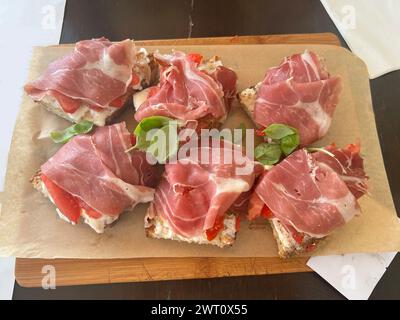 Mittagessen mit frischen Mozzarella-Basilikum-Tomaten auf Baguette Stockfoto