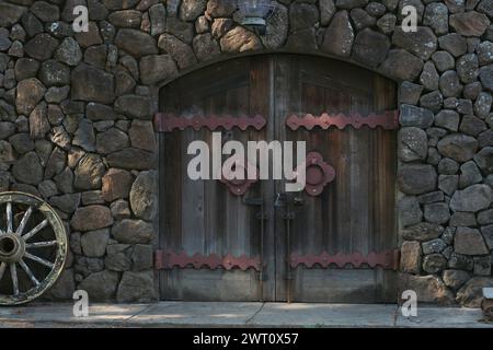 Scheunentür Eingang zur Weinhöhle Stockfoto