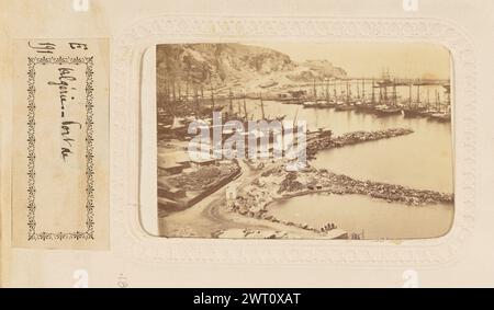 Port de Algerie. Joseph Augustin Pedra, Fotograf (Algerier, 1809 - 1879) um 1870 Blick von oben über den Hafen Algeriens. Es gibt drei sichtbare Häfen, die durch Steinmauern getrennt sind. Zwei Reihen Schiffe liegen in einem Hafen an. (Verso, Halterung) oben links, schwarze Tinte: '[unleserlich]'; oben rechts, schwarze Tinte: 'O[unleserlich] M.M. O.'; (Recto, Albumseite) unten in der Mitte, unter dem Bild, schwarze Tinte auf weißem Papieretikett: 'E/191 [space] Algérie.-Port de'; Stockfoto