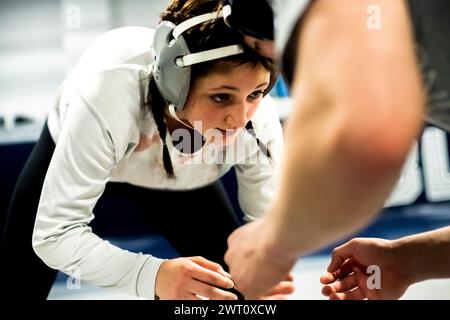 15-jährige Wrestlerin in einer Co-Ed-Mannschaft Stockfoto