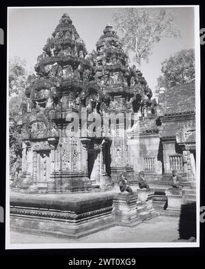Kambodscha Angkor Banteay Srei unveröffentlichtes Bild 6. Swaan, Wim. 1966 oder früher fotografische Produktionsmaterialien für verlorene Städte Asiens: Ceylon, Pagan, Angkor Fotografien der Architektur wurden aus diesen Materialien ausgewählt und digitalisiert. Porträts, ethnographische Bilder und Bilder von Museumsgegenständen waren ausgeschlossen. Digitale Bilder werden geografisch angeordnet, zuerst nach Land, dann nach Stadt, dann nach Standortkomplex oder Denkmal, mit allen Namen in alphabetischer Reihenfolge. Ortsnamen stammen aus dem Getty Thesaurus of Geographic Names (TGN)®, den Fachüberschriften der Library of Congress und der wissenschaftlichen Publikation Stockfoto