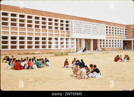 Indien Chandīgarh Schulen unveröffentlichtes Bild 1. Swaan, Wim. 1968 oder früher fotografische Produktionsmaterialien für Städte in Mughul Indien: Delhi, Agra, Fatehpur Sikri Fotografien der Architektur wurden aus diesen Materialien ausgewählt und digitalisiert. Porträts, ethnographische Bilder und Bilder von Museumsgegenständen waren ausgeschlossen. Digitale Bilder werden geografisch angeordnet, zuerst nach Land, dann nach Stadt, dann nach Standortkomplex oder Denkmal, mit allen Namen in alphabetischer Reihenfolge. Ortsnamen stammen aus dem Getty Thesaurus of Geographic Names (TGN)®, den Fachüberschriften der Library of Congress und der wissenschaftlichen pu Stockfoto